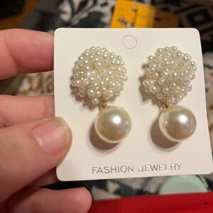 Fashion Jewelry NWT White Pearl Drop Earrings Pierced